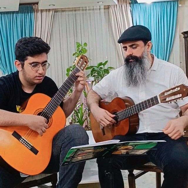آموزش تخصصی گیتار و آواز در منزل هنرجو و آموزشگاه